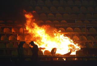 SATTE FYR P� STADION: Illsinte Fenerbahce-fans. Foto: REUTERS/Murad Sezer