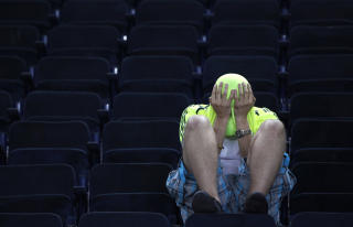 DEPPET FOR SEG SELV: Enkelte Fenerbahce-supportere valgte � sitte alene med skuffelsen, der flere av medsupporterne gikk mer aggressivt til verks. Foto: REUTERS/Murad Sezer
