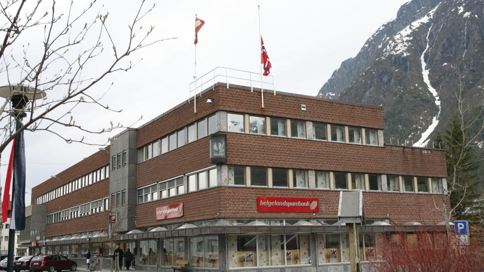 ARRANGERTE TUR: To ansatte og en tidligere ansatt i Helgeland Sparebank overlevde rasulykken, men mistet n�re og kj�re. Foto: Frode Meosli, www.fotofrode.no
