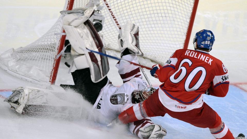 DAGENS MANN: Tomas Rolinek setter inn det ene av sine to m�l mot Latvia. Foto: EPA/RONALD WITTEK