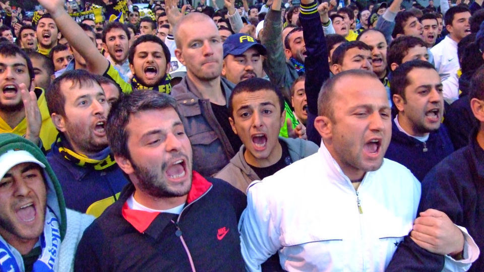 FINN �N FEIL: �n skremt telemarking omringet av gale tyrkere. B�rd Tufte Johansen fikk en smakebit p� tyrkisk tribunekultur da han satt ringside under Fenerbahces hjemmekamp mot Galatasaray. Derfor misunner han ikke akkurat stadionspeakeren som feilinformerte Fenerbahce-fansen om at de var blitt seriemestere s�ndag. Foto: NRK