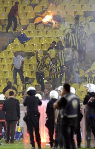 GLAD I KASTE GJENSTANDER:  - P� utsida (av stadion) selger de gamle mobiler som du kan kaste, forteller B�rd Tufte. Foto: EPA/TOLGA BOZOGLU