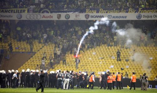 RASENDE: Fansen gikk amok da de f�rst fikk vite at Fenerbahce var blitt seriemester, for deretter � f� kontrabeskjed. Foto: EPA/TOLGA BOZOGLU