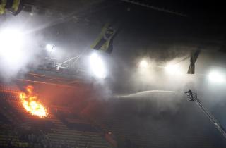 M�TTE TILKALLE BRANNVESENET: Brannmannskaper m�tte slukke brannene som Fenerbahce-fansen startet p� sin egen stadion. Foto: EPA/TOLGA BOZOGLU