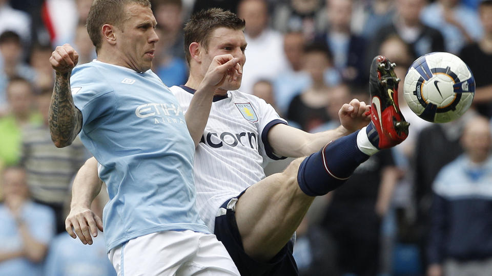 SILLY SEASON: Manchester Citys Craig Bellamy har blitt koblet til flere andre klubber de siste m�nedene, og if�lge flere engelske aviser kan Aston Villas James Milner v�re p� vei inn den d�ra Bellamy eventuelt skal ut.Foto: SCANPIX/REUTERS/Phil Noble