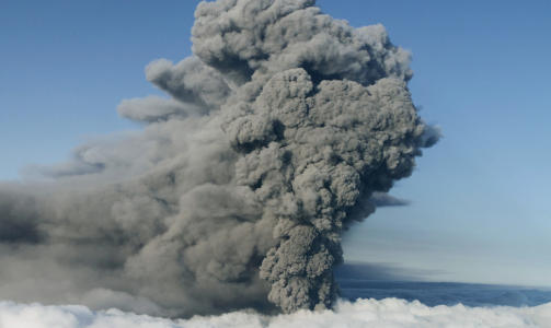 ASKESKYEN I G�R: Slik s� det ut i luftrommet over vulkanen Eyjafjallajokull p� Island i g�r. FOTO: REUTERS/Ingolfur Juliusson