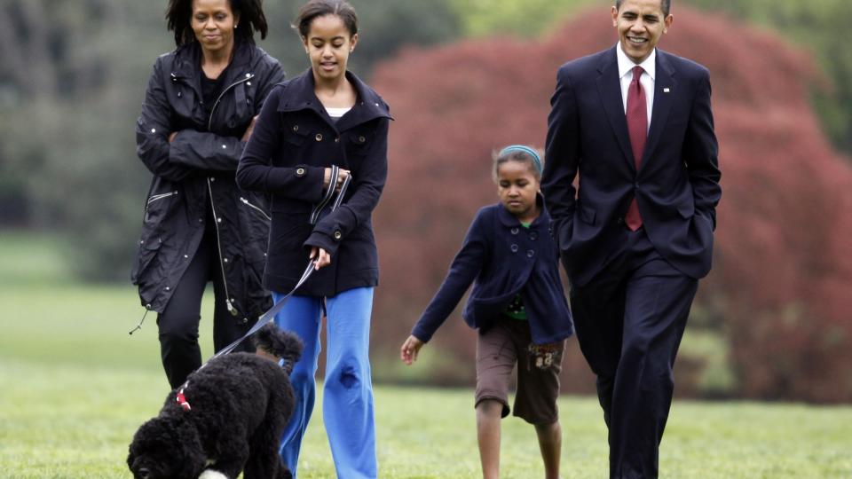 DOLLARGLIS: Barack Obamas datter Malia leier den portugisiske vannhunden Bo, sammen med resten av presidentfamilien i april 2009. Hunden, som var en gave fra senator Ted Kennedy, er f�rt opp som gave med en verdi p� 1600 dollar i den �rlige redegj�relsen for presidentens �konomi. Foto: AP Photo/Charles Dharapak