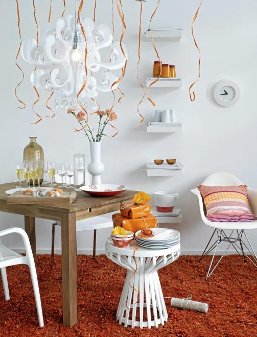 BILIG MORO: Det billigste festbordet. Teppet �Ikea Stockholm� i oransje, 170 x 240 cm, kr 1695, Ikea. 
  Bordet �Arlington� i oljet eik, 80 x 120 cm, kr 1998, M�belringen. P� 
  bordet fra venstre: Champagneglassene �Svalka�, kr 45/seks stk., 
  Ikea. Skj�rebrettet �Kraftig�, massiv tre, 44 x 28 cm, kr 149, 
  Ikea. Fatet �Trolsk� med m�nster, kr 79, Ikea. Glasskaraffelen 
  �Hajdeby� med vannglass, kr 39, Ikea. Vasen �Balun� fra 
  Habitat, i hvitt glass, kr 215, R.O.O.M. Den stablebare stolen �Teft� 
  i hvit plast, kr 348 M�belringen. Avlastningsbordet �Dena� i 
  hvitmalt plywood, kr 2295, R.O.O.M. P� avlastningsbord fra venstre: Bollen 
  �Trolsk� i oransje og hvit hardplast, kr 29/to stk., Ikea. 
  Tallerkener i hvitt porselen, 28 cm, kr 19, Ikea. Hyllene �Lack�, 
  30 x 26 cm, kr 49/stk. I hyllene nedenfra: Bollen �Idelig� i hvit 
  plast, 3 l, kr 69, Ikea. Telysholderen �Arto� i oransje glass med 
  rifler, kr 35, Kid Interi�r. De hvite krusene �365 �, design: 
  Susan Pryke, kr 25, Ikea. Glassene �Cecelia�, oransje plast, kr 
  55/stk., R.O.O.M. Lenestolen �Eames� fra Vitra i kremfarget plast og 
  krom bein, kr 3005, Illums Bolighus. Puten �Acapulco� fra Habitat, 45 
  x 45 cm, i bomull, kr 399, RO. O. M. Taklampe i hvitt pleksiglass, kr 
  4950, Majorstuen Elektriske.  Brun vase p� bordet, kr 319, Rafens, og stol 
  i hvit akryl, kr 1750, R.O.O.M. FOTO: Sveinung Br�then