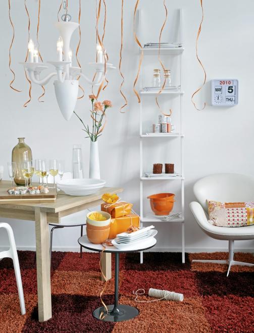 DYRT OG FESTFINT: Det dyreste festbordet. Teppet �Fig� fra Lone, 160 x 230 cm, kr 2498, M�belringen. Bordet 
  �Oxford� i oljet eik, 190 x 90 cm, kr 12 950 R.O.O.M. P� bordet fra 
  venstre: Champagneglass fra Rosendahl, design Erik Bagger, kr 169/to 
  stk., Trakt�ren. Skj�rebrett i tre/bambus, 40 x 30 cm, kr 
  599, Trakt�ren. Fat i hvitt glass fra Calligaris, 40 cm, kr 549, 
  M�belringen. Glasskaraffel med vannglass, kr 599, Trakt�ren. Vase 
  i hvitt glass fra Calligaris, kr 298, M�belringen. Stolen 
  �Jam� i hvit akryl og st�lbein, kr 1698, M�belringen. Avlastningsbordet 
  �Dizzie� i MDF, 51 x 47 x 50 cm, kr 3379, Illums Bolighus. P� 
  avlastningsbord fra venstre: Boller i bambus med lakket underside, kr 
  225, Trakt�ren. Tallerkenene �Depose� fra Pillivuyt, 12 x 30 cm, 
  kr 219, og ovalt fat, kr 669, Trakt�ren. Reolen �Wally� i 
  hvitmalt tre med fem hyller, kr 18 800, R.O.O.M. I hyllene nedenfra: Bolle 
  fra R�sti i oransje melamin, 3 l, kr 229, Trakt�ren. Telysholdere med 
  oransje glassperler, kr 198/stk., M�belringen. Koppene �Haku� fra Habitat, 
  kr 55, R.O.O.M. Glass i transparent plast med oransje bunn, kr 
  65/stk., Trakt�ren. Veggklokken �Flap� fra Habitat i hvit plast, 
  kr 1325, R.O.O.M. Lenestolen �Jubileumssvanen� fra Fritz Hansen, i 
  hvitt skinn, kr 44 700, Illums Bolighus. Puten �Gjenbruk�, 40 x 55 
  cm, kr 659, Rafens. Taklampe i hvitt glass, kr 28 000, Majorstuen 
  Elektriske. Brun vase p� bordet, kr 319, Rafens, og stol i 
  hvit akryl, kr 1750, R.O.O.M.
FOTO: Sveinung Br�then