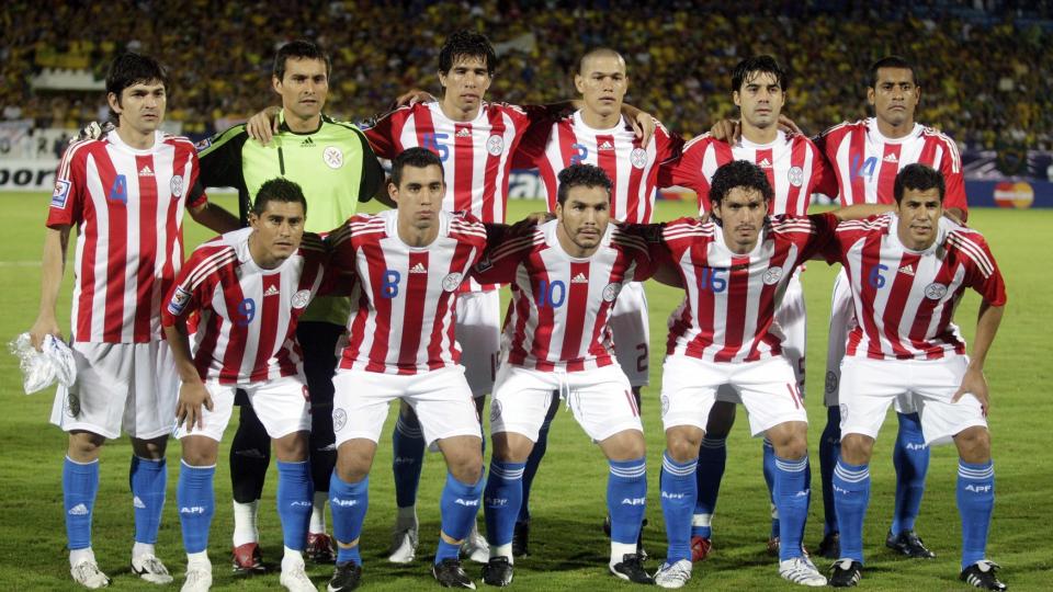 PASS OPP FOR ETTERLIKNINGER: En tyv lurte hotellbetjeningen da han kledde seg ut som en landslagsspiller for Paraguay. Her er imidlertid de virkelige gutta samlet til lagbilde foran en VM-kvalifiseringskamp mot Brasil: �verst fra venstre st�r Denis Caniza, Justo Villar, Victor Caceres, Dario Veron, Julio Cesar Caceres og Paulo Da Silva. Nede fra venstre st�r Osvaldo Martinez, Eduardo Ledesma, Salvador Cabanas, Cristian Riveros og Carlos Bonet. Foto:   REUTERS/Bruno Domingos (BRAZIL SPORT SOCCER)