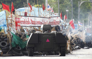  KLARE TIL AKSJON:  Pansrede milit�rkj�ret�yer omringer demonstrantene i Bangkok i fomiddag, klar til � rykke inn med full kraft. FOTO: FAYAZ KABLI, REUTERS/SCANPIX.