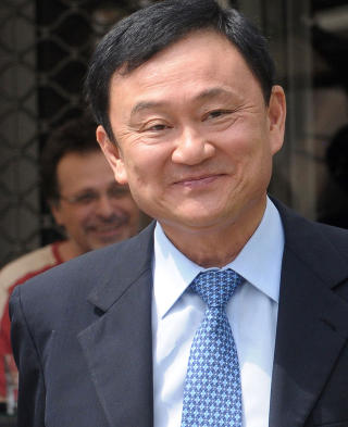 -  KAN BLI BORGERKRIG:  Eksil-statsminister Thaksin Shinawatra varsler om en dyster framtid i Thailand fra sitt hemmelige eksil i natt. Her det ferskeste bildet som er tatt av den kontroversielle eksil-politikeren - 26. april i �r p� vei ut av en bank i Podgorica i Montenegro. FOTO: SAVO PRELEVIX, AFP/SCANPIX.