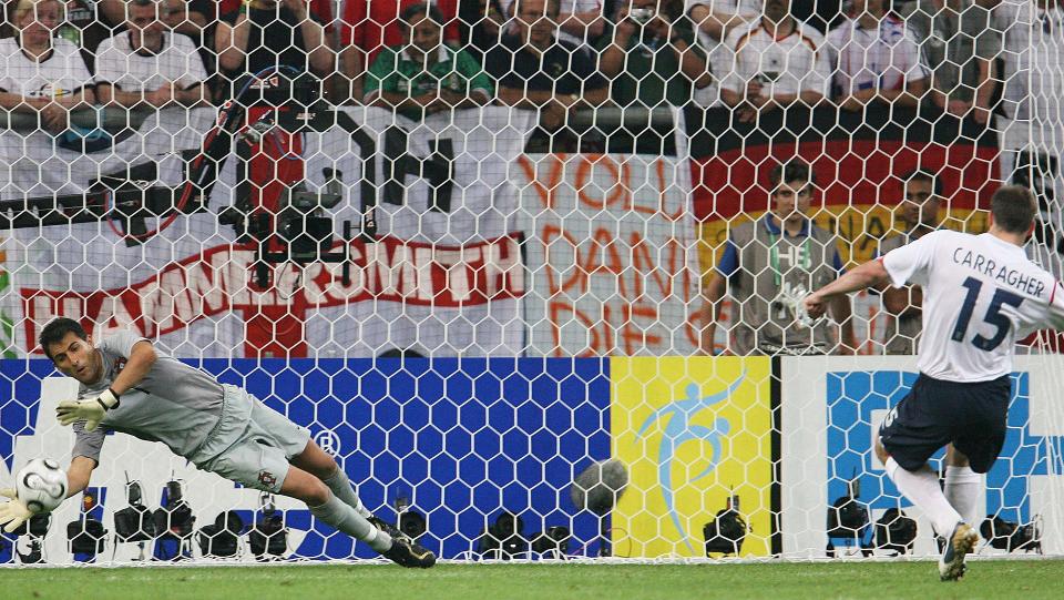 BEGRENSNING: Den gjorde det vanskeligere for keeperne, og skuddfinta er n� regnet som usportslig. Her Jamie Carragher, som neppe hadde den p� repertoaret uansett, da han mislyktes mot Portugals Ricardo Pereira i forrige VM.Foto: SCANPIX/REUTERS/Jose Manuel Ribeiro