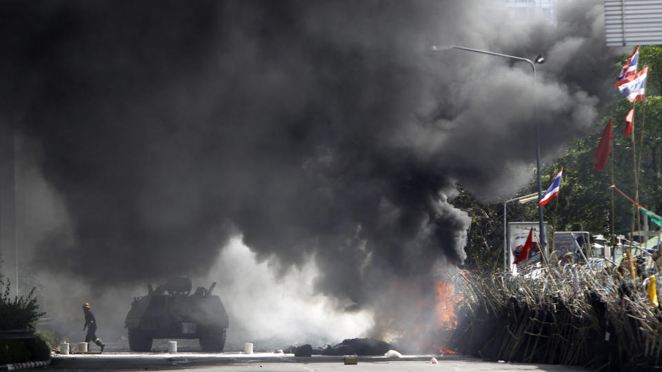 SPRENGTE BARRIKADER: Thailandske regjeringsstyrker stormet r�dskjortenes barrikader i natt norsk tid. Foto: REUTERS/Caren Firouz/SCANPIX