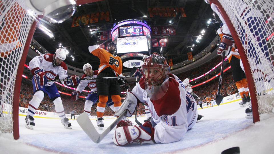 NYTT TAP: Montreal-keeper Jaroslav Halak fortviler over baklengs, mens Philadelphia Flyers' Ville Leino feirer Simon Gagnes m�l. Foto: REUTERS/Jim McIsaac