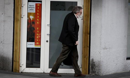 F�R KRASS KRITIKK: Kjell Gunnar Larsen (53) er SOS Rasismes mektigste mann. Han er ogs� nestelder i den ytterligg�ende kommunistiske organisasjonen Tjen Folket. Her forlater han kontoret til SOS Rasisme i Haugesund. SOS Rasisme f�r krass kritikk av Akershus fylkeskommune for manglende demokrati.  Foto: Jacques Hvistendahl/Dagbladet