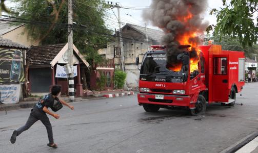 SETTER FYR P� BRANNBILER: Brannmannskaper m� trekke tilbake p� grunn av angrep fra demonstranter. Foto: EPA/PONGMANAT TASIRI/SCANPIX
