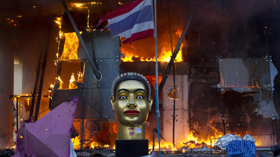 I BRANN: Central World, et av Asias st�rste kj�pesentere, er fullstendig utbrent. Situasjonen i Bangkok eksploderte etter at sentrale r�dskjorteledere overga seg i morges, norsk tid. Foto: REUTERS/Adrees Latif/SCANPIX