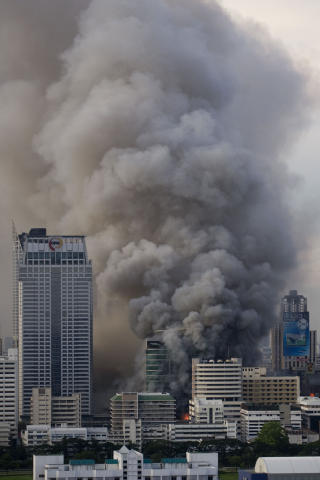 BANGKOK I BRANN: Tykk r�yk fra de mange brannene fyller sentrumsgatene. Foto: AFP PHOTO/PEDRO UGARTE/SCANPIX