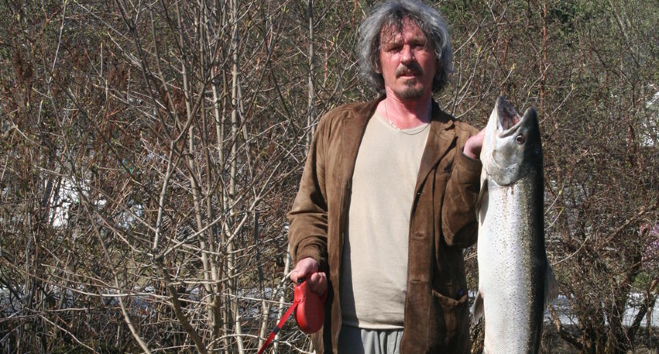 FEIT FANGST:  Stig N�ss fanget denne med hendene fra en s�lepytt. Foto: PRIVAT