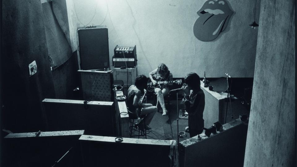 SPREDT MANNSKAP: Keith Richards (t.v.) og Mick Taylor legger p� gitarer, Mick Jagger spiller munnspill. Charlie Watts og Bill Wyman er et helt annet sted. Foto: Universal Music
