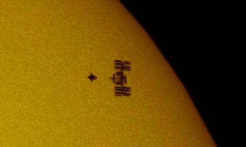 SMIDIG: Romferja Atlantis var midt i en baklengssalto da bildet ble tatt. Foto: Thierry Legault
