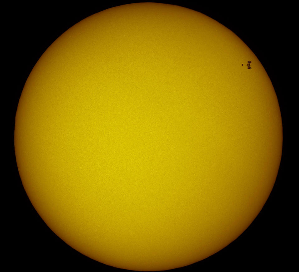 WHOOOSH: Romferja Atlantis og Den internasjonale romstasjonen ISS brukte 0,54 sekunder p� � passere solskiven. P� den tida rakk astrofotograf Thierry Legault � ta et bilde fra utkikkspunktet i Spania.  Foto: Thierry Legault
