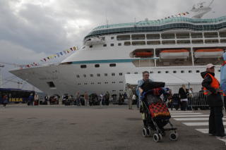 SYK: Magda Hamstad (47) kom i land fra b�ten �Vision of the seas� torsdag i forrige uke. B�de hun, datteren Eline (4) og moren (87) ble syke. FOTO: JON TERJE HELGREEN HANSEN