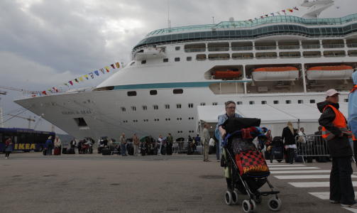 SYK: Magda Hamstad (47) kom i dag i land fra b�ten �Vision of the seas�. B�de hun, datteren Eline (4) og moren (87) ble syke. FOTO: JON TERJE HELGREEN HANSEN