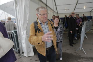 SYK P� 17.MAI: Halvor Langemyr (70) f�ler seg fortsatt d�rlig etter at han ble syk om bord skipet p� nasjonaldagen. Bak ham st�r kona som ogs� ble syk. FOTO: JON TERJE HELGREEN HANSEN