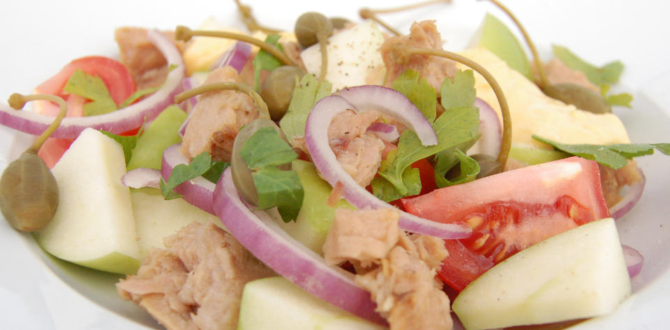 TUNFISKSALAT: Denne salaten er kjapp og enkel � lage. Foto: H�vard Egge