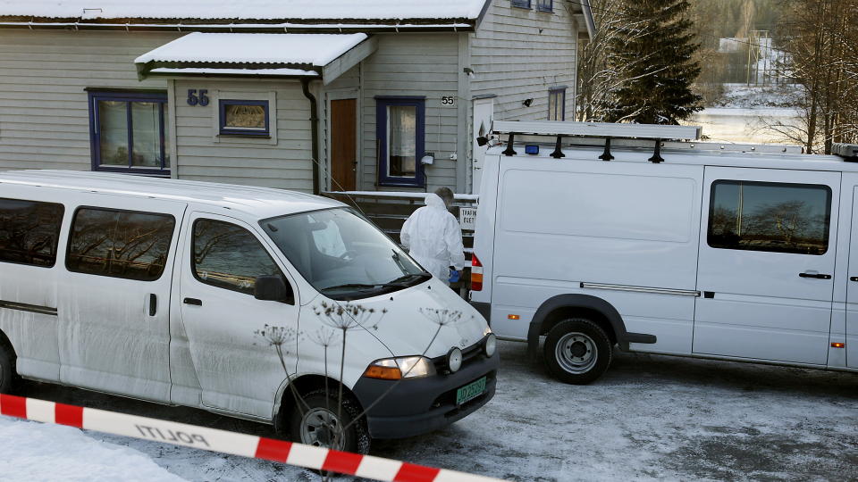 UNDERS�KELSER: Politiet gjorde tekniske unders�kelser i en bolig i etterkant av drapet. Foto: Jacques Hvistendahl