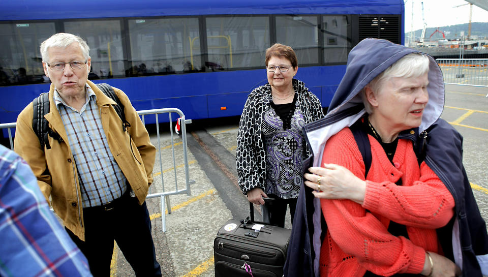 GLAD FOR � V�RE I LAND: I reisef�lget p� �tte personer, ble seks syke. Disse tre vennene var blant de som fikk norovirus. Halvor Langemyr (70) (til venstre) er sv�rt glad for � komme seg i land. FOTO: JON TERJE HELGREEN HANSEN