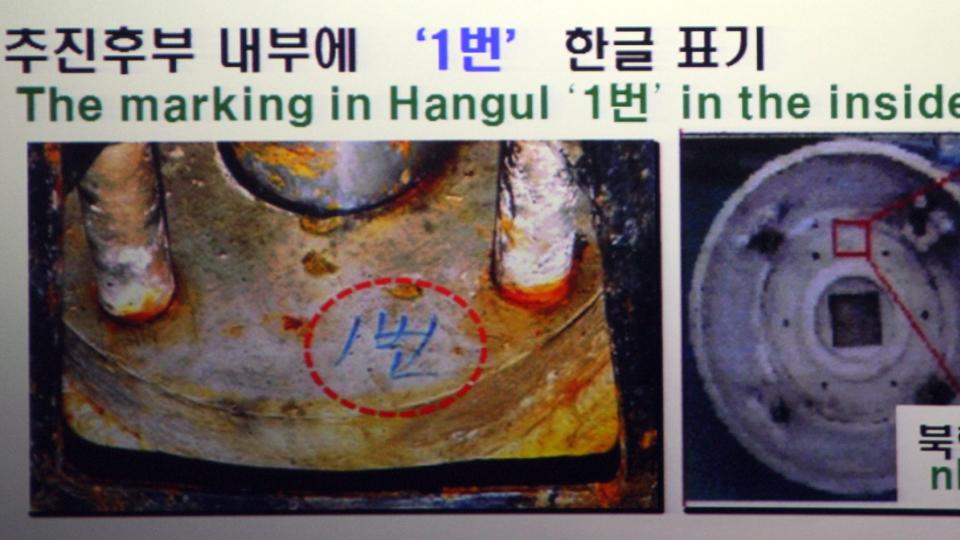 BEVISET: Disse n�rbildene av to torpedoer er blant bevisene som s�rkoreanerne har lagt fram i en ny rapport. Bildet til venstre er del av torpedo-propell funnet n�r det s�rkoranske marinefart�yet Cheonan. Det andre er del av en nordkoreansk torpedo funnet p� den s�rkoreanske kysten tidligere. Etter � ha gjort en sammenlikning, har det internasjonalt sammensatte etterforskningsteamet kommet til at det var en nordkoreansk torpedo som senket Cheonan. Foto: EPA/YONHAP NEWS AGENCY/SCANPIX