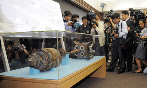 OPPSIKT: Journalistene og fotografene stimlet sammen foran den utstilte torpedo-delen. Foto: REUTERS/Jung Yeon-je/SCANPIX