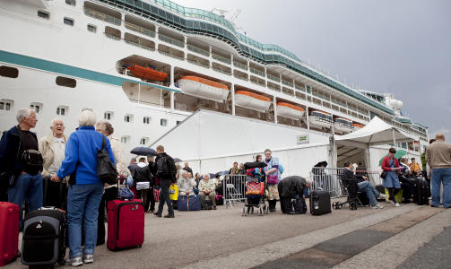 VISION OF DISEASE: Flere av passasjerene har for egen del omd�pt skipet �Vision of the sea� til Vision of disease. FOTO: JON TERJE HELGREEN HANSEN