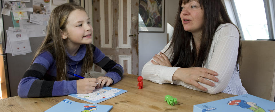 SNAKKER SAMMEN: Et psykologisk f�rstehjelpsskrin er nyttig for � begynne � snakke om f�lelser, mener Annelise Ringsby, som bruker skrinet sammen med datteren Maria Ringsby Fauske (9). Foto: Tor Erik H. Mathiesen