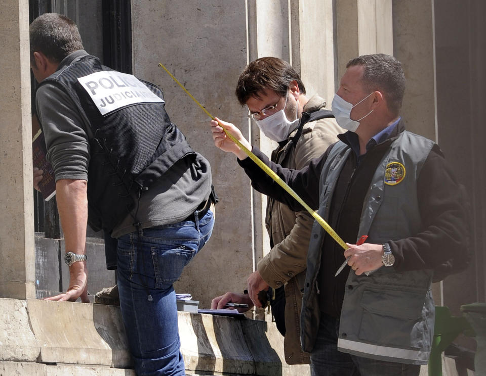 ETTERFORSKER Politiet gransker vinduet der den maskerte tyven tok seg inn og stjal malerier for rundt fire milliarder norske kroner i Paris. Foto: Scanpix/AFP PHOTO / BERTRAND GUAY