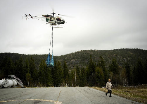 HADDE MED SEG UTSTYR: Da letemannskapene dro inn mot Jamtfjelltind i 13-tida, hadde de med seg bl.a. et kommandotelt og kommunikasjonsutstyr. Utstyret ble droppet i Herringbotn, hos den andre halvparten av letelaget. Foto: BJ�RN LANGSEM/DAGBLADET