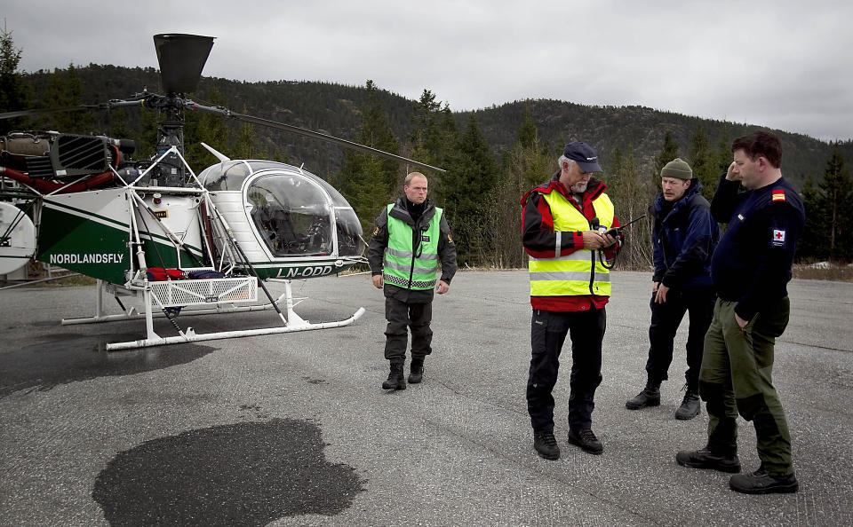 P� VENT: De fire letemannskapene fra politiet og R�de Kors m�tte reise tilbake til Mosj�en flyplass uten � ha f�tt lett etter de savnede. N� g�r de og venter p� klarsignal fra den andre halvparten av laget, som st�r i Herringbotn, p� motsatt side av fjellene. Foto: BJ�RN LANGSEM/DAGBLADET