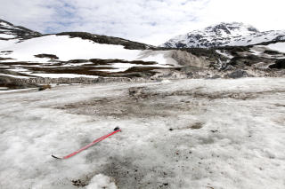SPOR: Under befaringen i rasomr�det i g�r fant mannskapene en rekke gjenstander som sannsynligvis tilh�rer de savnede kvinnene, blant annet denne skia. Foto: PER VIKAN/HELGELAND ARBEIDERBLAD/SCANPIX