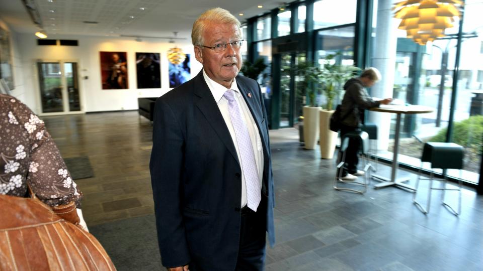 SINNA SVIGERFAR: Carl I. Hagen gikk til voldsomt angrep p� sin tidligere svigers�nn. Her p� vei inn til Dagsnytt 18 i NRK i g�r. Foto:  John T. Pedersen/Dagbladet