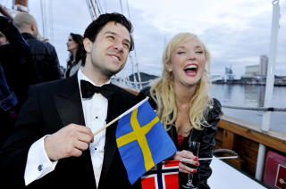 H�PENE: Didrik Solli-Tangen og Anna Bergendahl representerer Norge og Sverige i Grand Prix. 17. mai var de p� b�ttur.
Foto: Hans Arne Vedlog / Dagbladet
