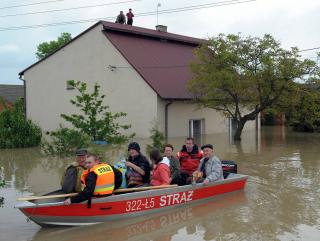 EVAKUERES: Innbyggerne i den polske landsbyen Sokolniki evakueres i dag. Foto: DAREK DELMANOWICZ/EPA/Scanpix