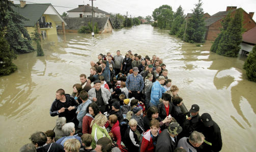 ENORME VANNMENGDER: Mange tusen mennesker m�tte r�mme hjemmene sine etter uv�ret. Foto: Krzysztof Koch/Agencja Gazeta/Reuters/Scanpix
