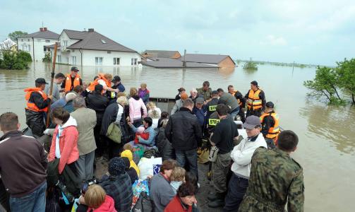 ROLIGERE: V�ret i omr�det er blitt bedre, og det er ikke ventet mer regn i Sokolniki i l�pet av dagen. Foto: DAREK DELMANOWICZ/EPA/Scanpix