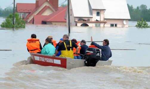 ENORME VANNMASSER: Oversv�mmelsene ser ut til � bli de st�rste som har rammet Polen p� 70 �r. Foto: DAREK DELMANOWICZ/EPA/Scanpix