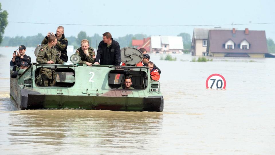 HARDT RAMMET: Milit�ret er satt inn for � hjelpe de mange tusen som sitter fast etter oversv�mmelsene. Dette bildet er fra landsbyen Trzesn i Polen i dag. Foto: DAREK DELMANOWICZ/EPA/Scanpix