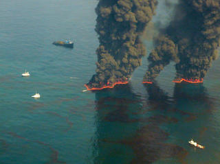 BRENNER: I tillegg til kjemikalier og flytende bommer, settes det fyr p� overflateolje for � begrense spredning. Foto: AFP PHOTO/HO/US COAST GUARD/ Chief Petty Officer John Kepsimelis/SCANPIX
