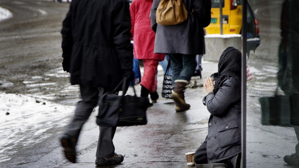 FRATATT MENNESKELIGHET: Den siste tidens tiggerdebatt viser at romfolket utdefineres som politisk legitime individer, mener Eivind Sletteme�s.
Foto: Torbj�rn Gr�nning